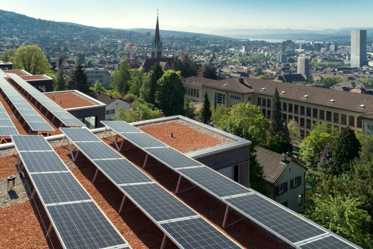 Solarpanels Dächer Zürich