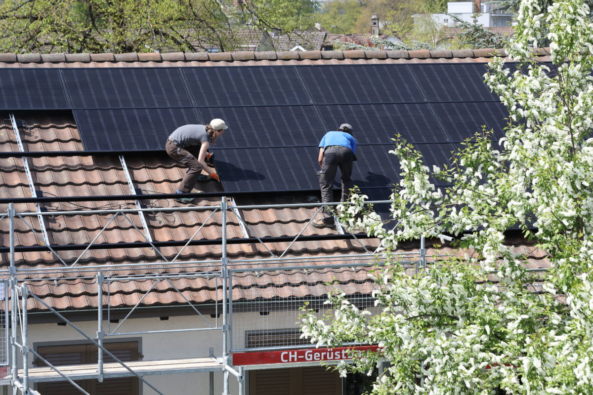 Genossenschafter auf dem Dach für Solaranlage
