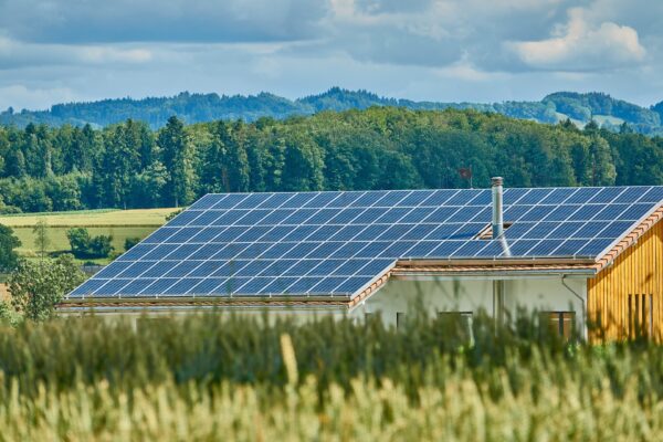 Solarpanels auf Dach einer Solargenossenschaft