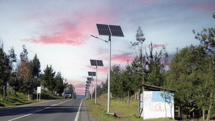 Solarpanels an Strasse im Sonnenuntergang